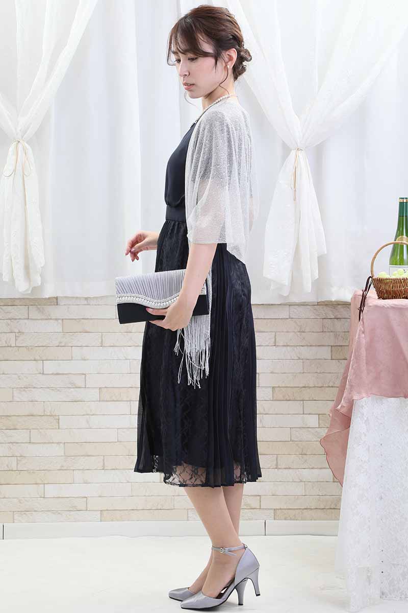 ネイビーのレース＆プリーツロングドレス