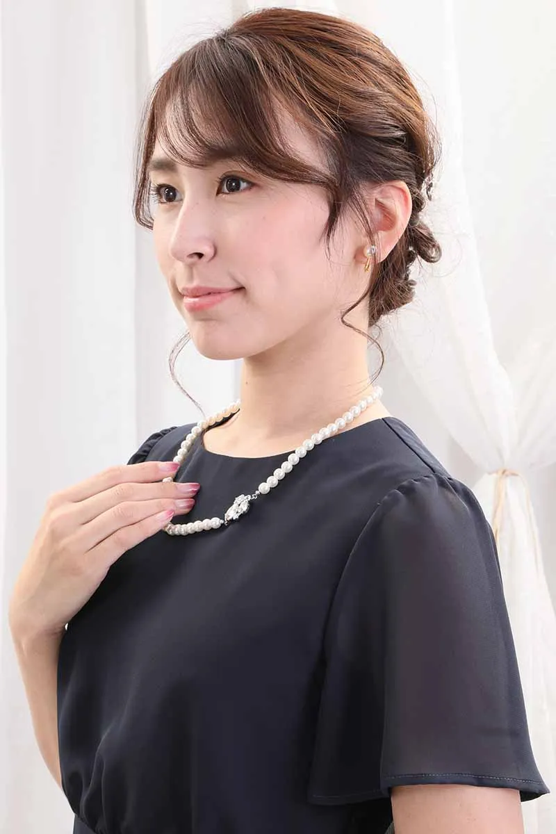 ネイビーのレース＆プリーツロングドレス