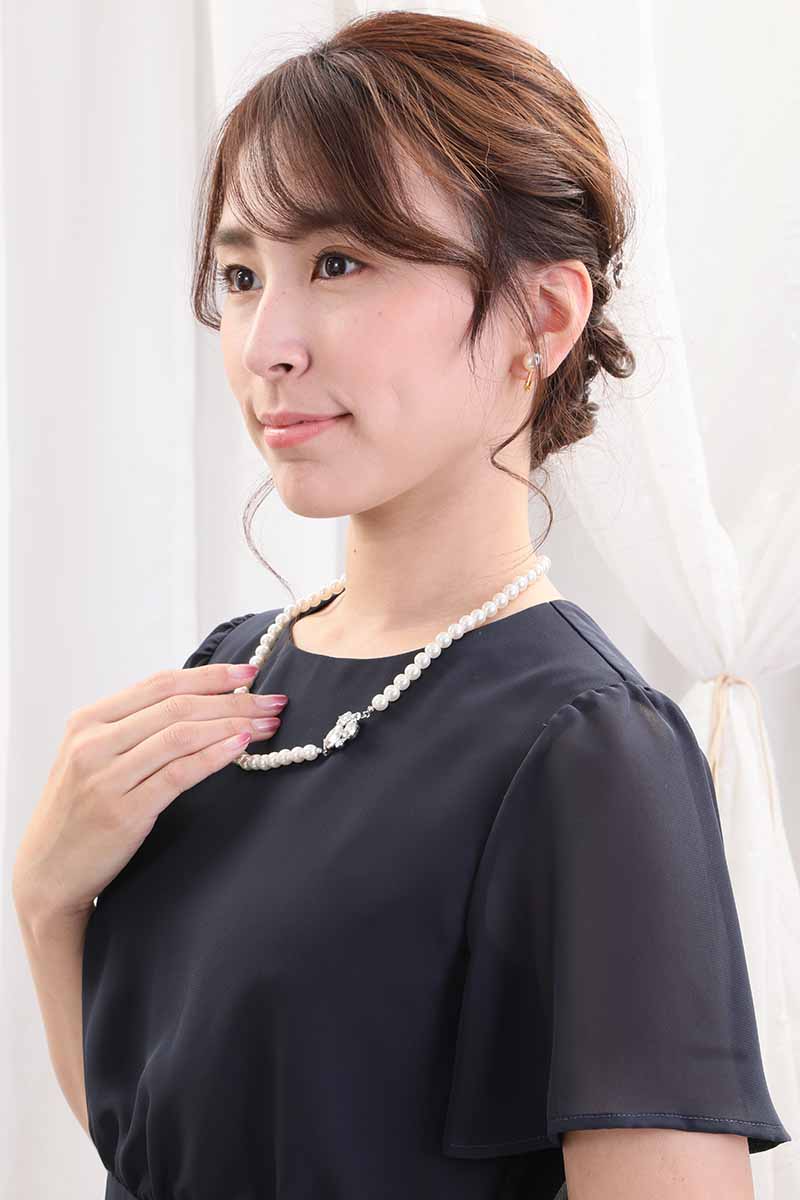 ネイビーのレース＆プリーツロングドレス