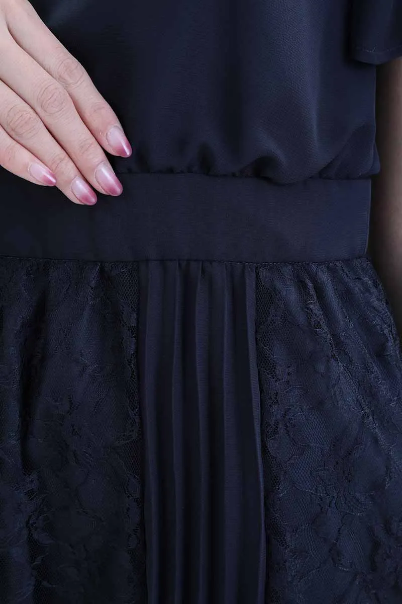 ネイビーのレース＆プリーツロングドレス