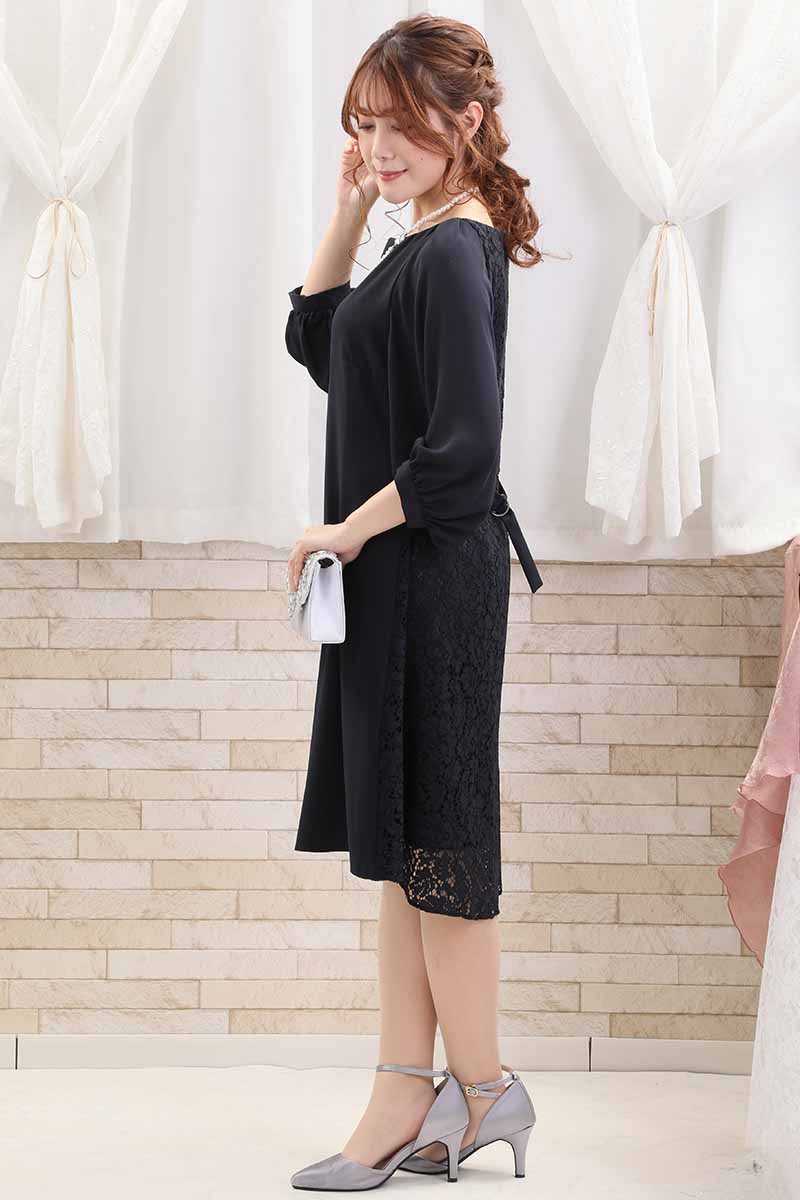 ネイビーのベルト付きバックレースドレス