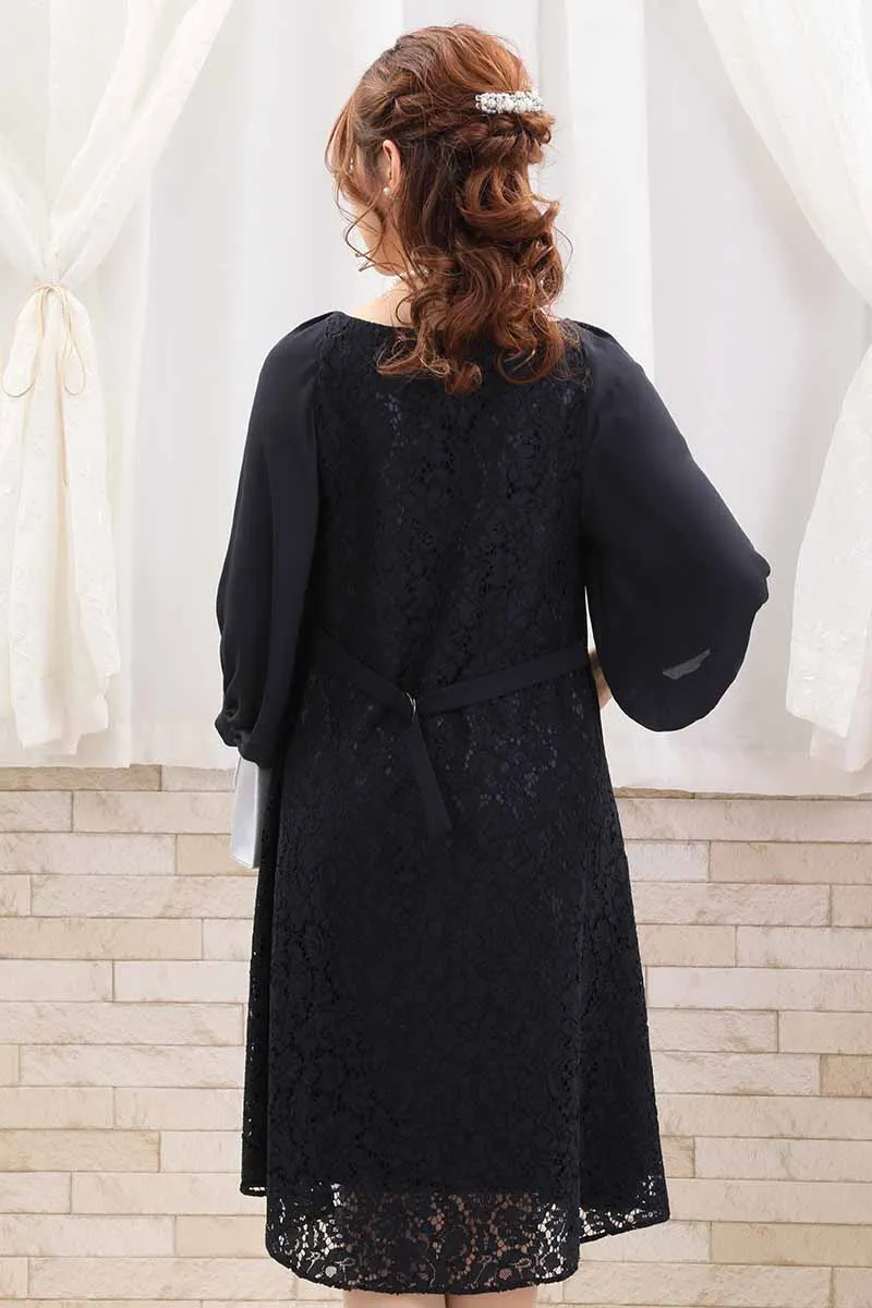 ネイビーのベルト付きバックレースドレス