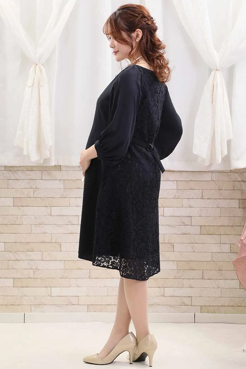 ネイビーのベルト付きバックレースドレス