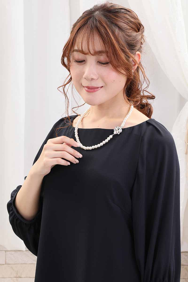 ネイビーのベルト付きバックレースドレス