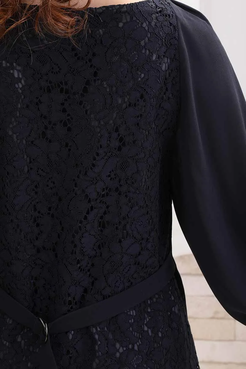 ネイビーのベルト付きバックレースドレス