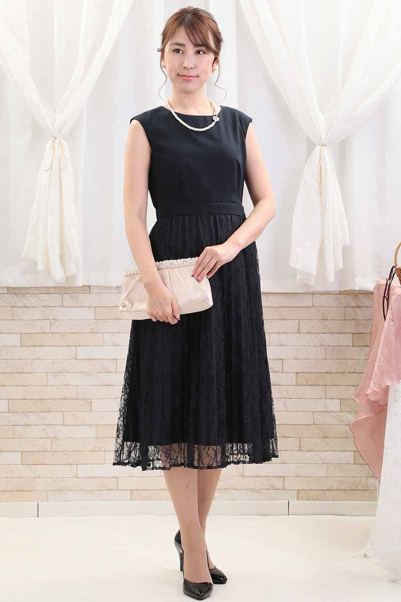 ネイビーのケープ付きプリーツレースドレス