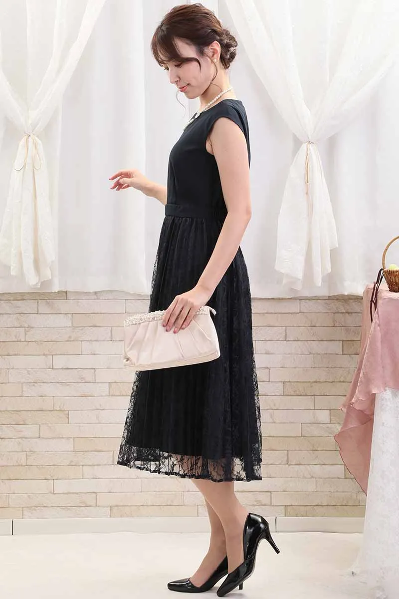 ネイビーのケープ付きプリーツレースドレス