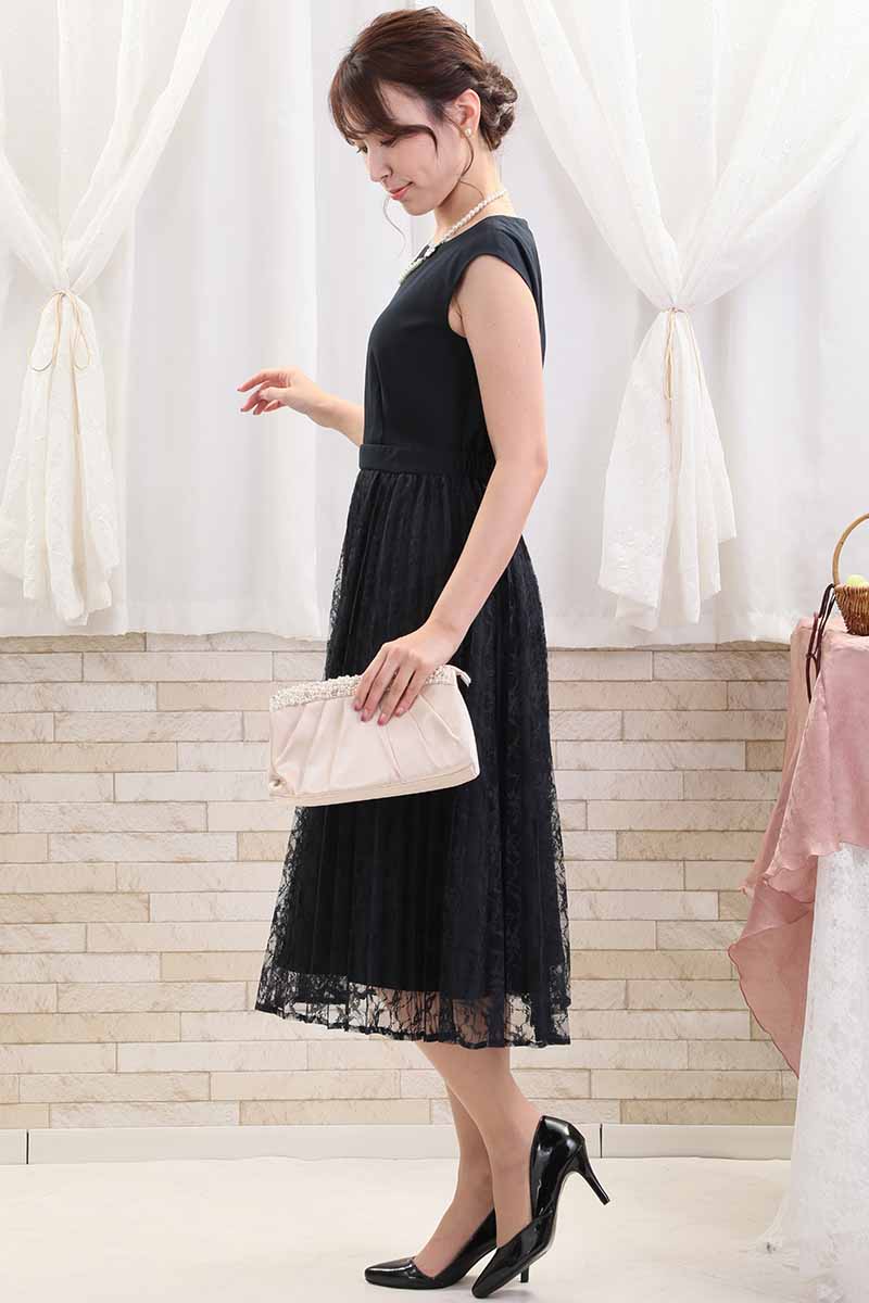 ネイビーのケープ付きプリーツレースドレス