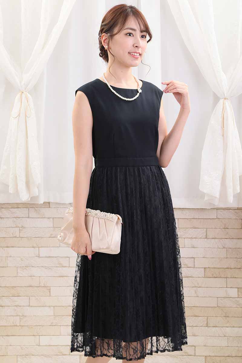 ネイビーのケープ付きプリーツレースドレス