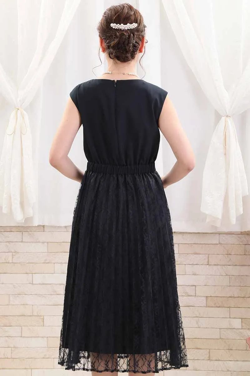 ネイビーのケープ付きプリーツレースドレス