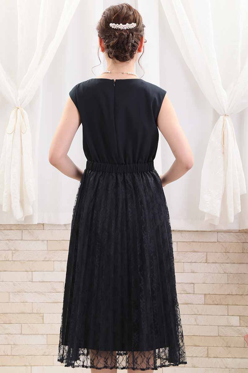 ネイビーのケープ付きプリーツレースドレス