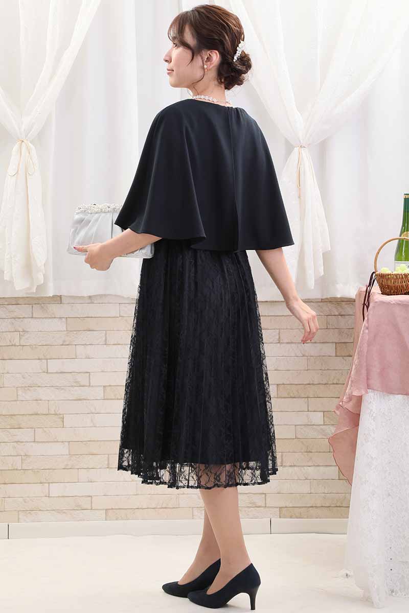 ネイビーのケープ付きプリーツレースドレス