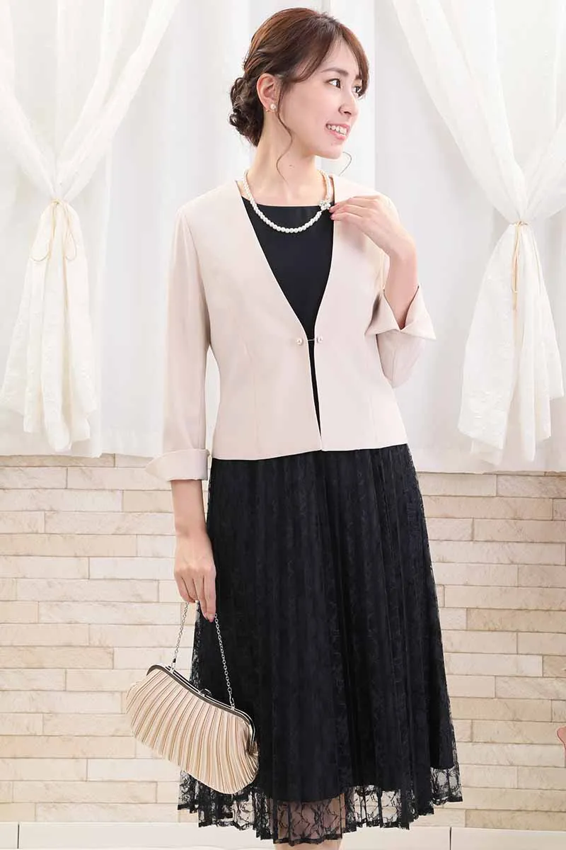 ネイビーのケープ付きプリーツレースドレス