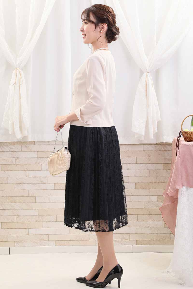 ネイビーのケープ付きプリーツレースドレス