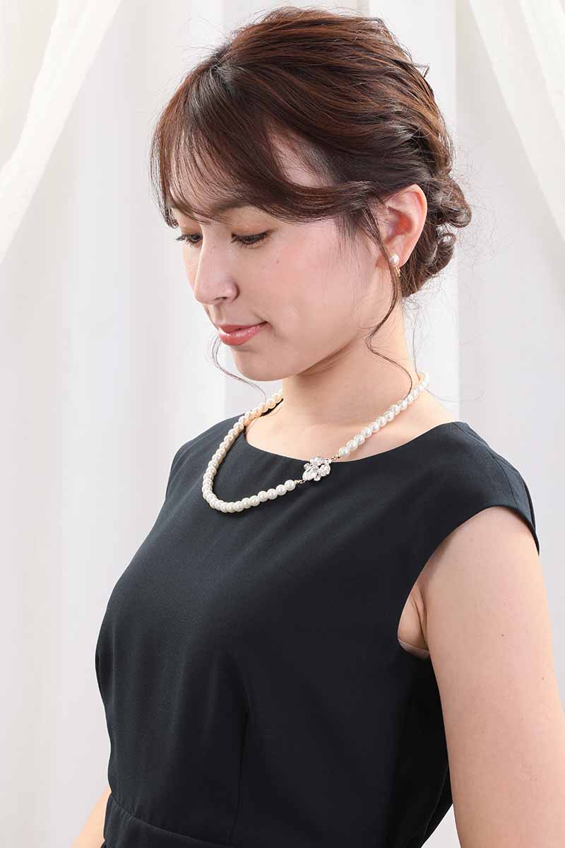 ネイビーのケープ付きプリーツレースドレス