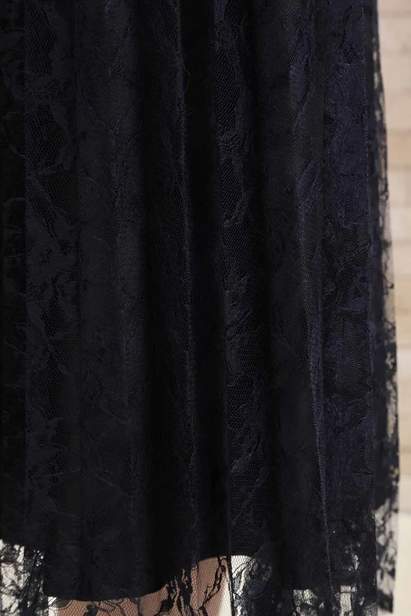 ネイビーのケープ付きプリーツレースドレス