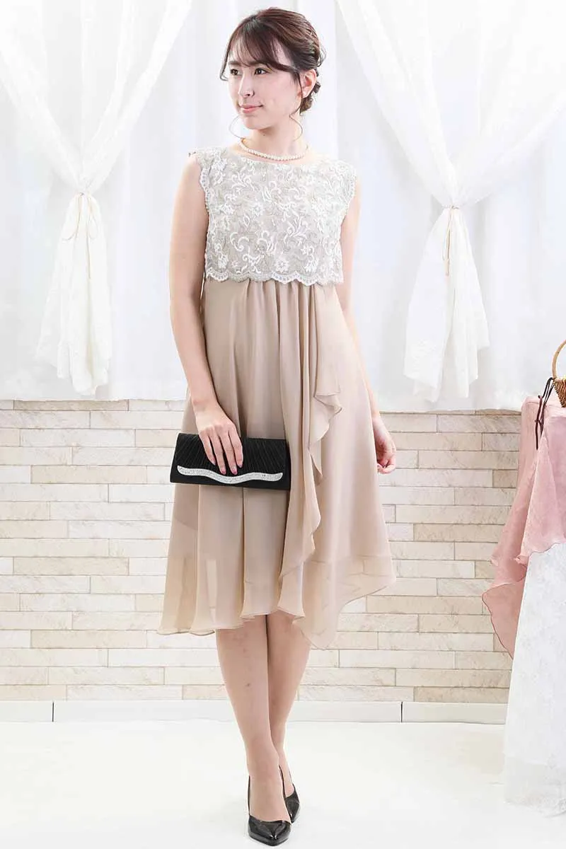 ベージュのレース切替えフリルシフォンドレス