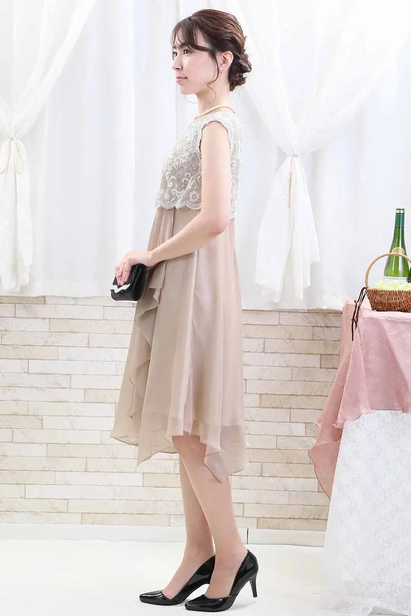 ベージュのレース切替えフリルシフォンドレス