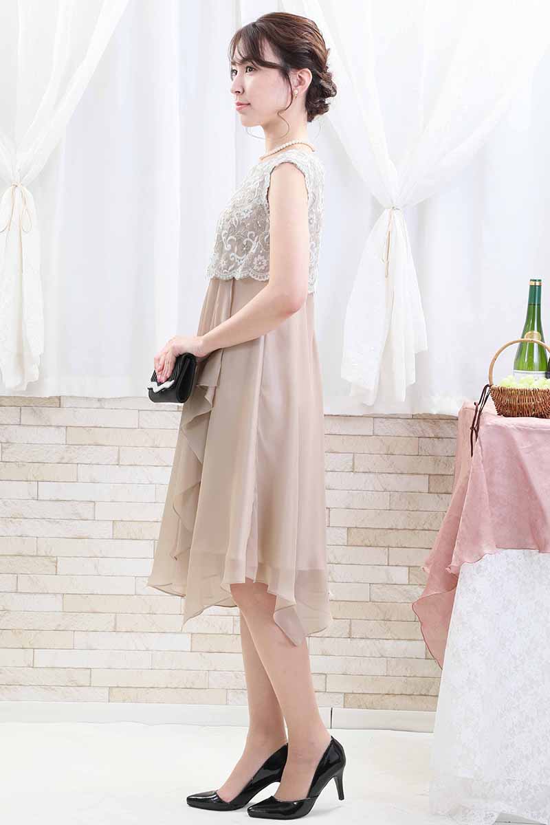 ベージュのレース切替えフリルシフォンドレス