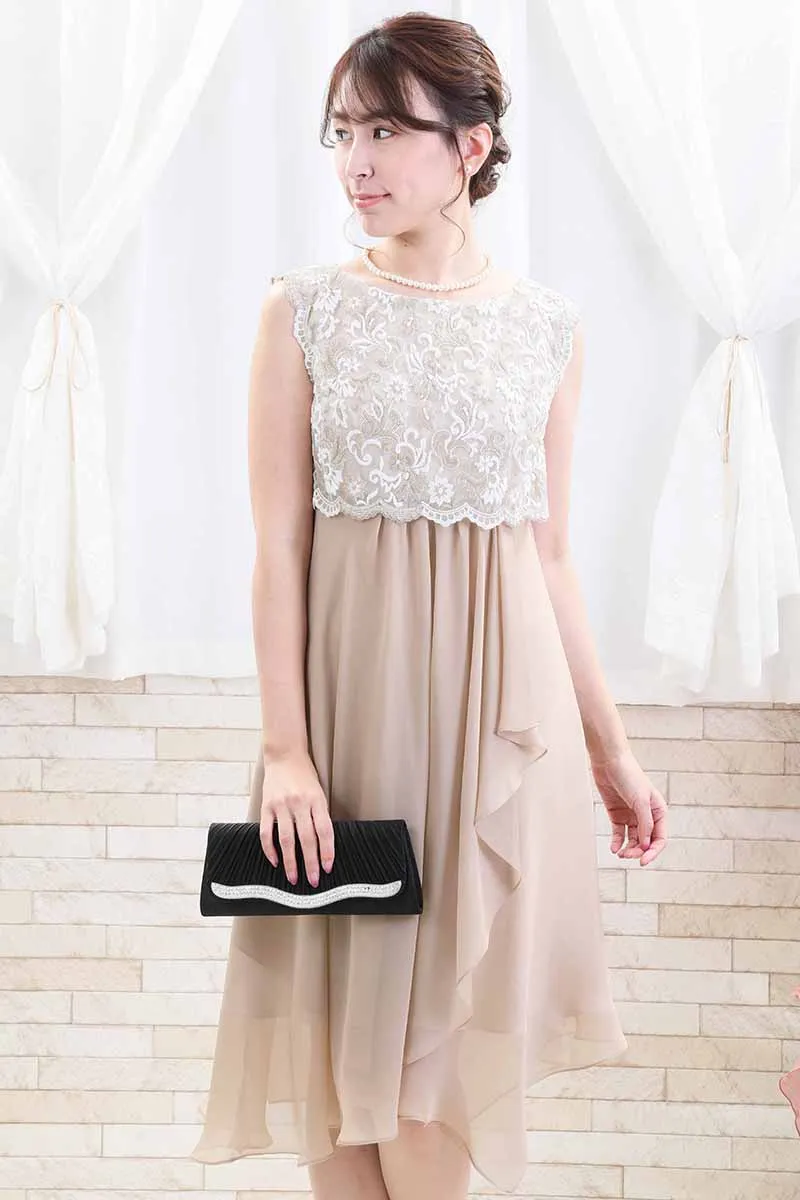 ベージュのレース切替えフリルシフォンドレス