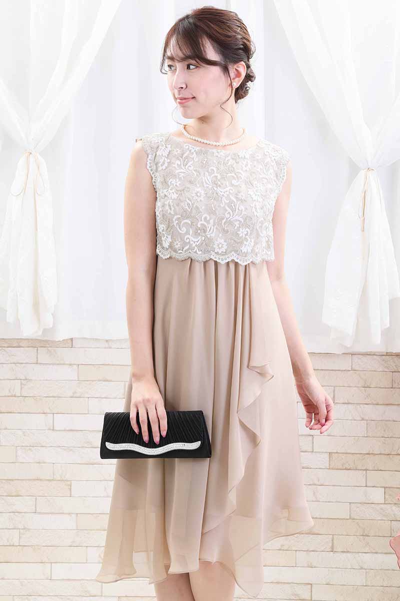 ベージュのレース切替えフリルシフォンドレス