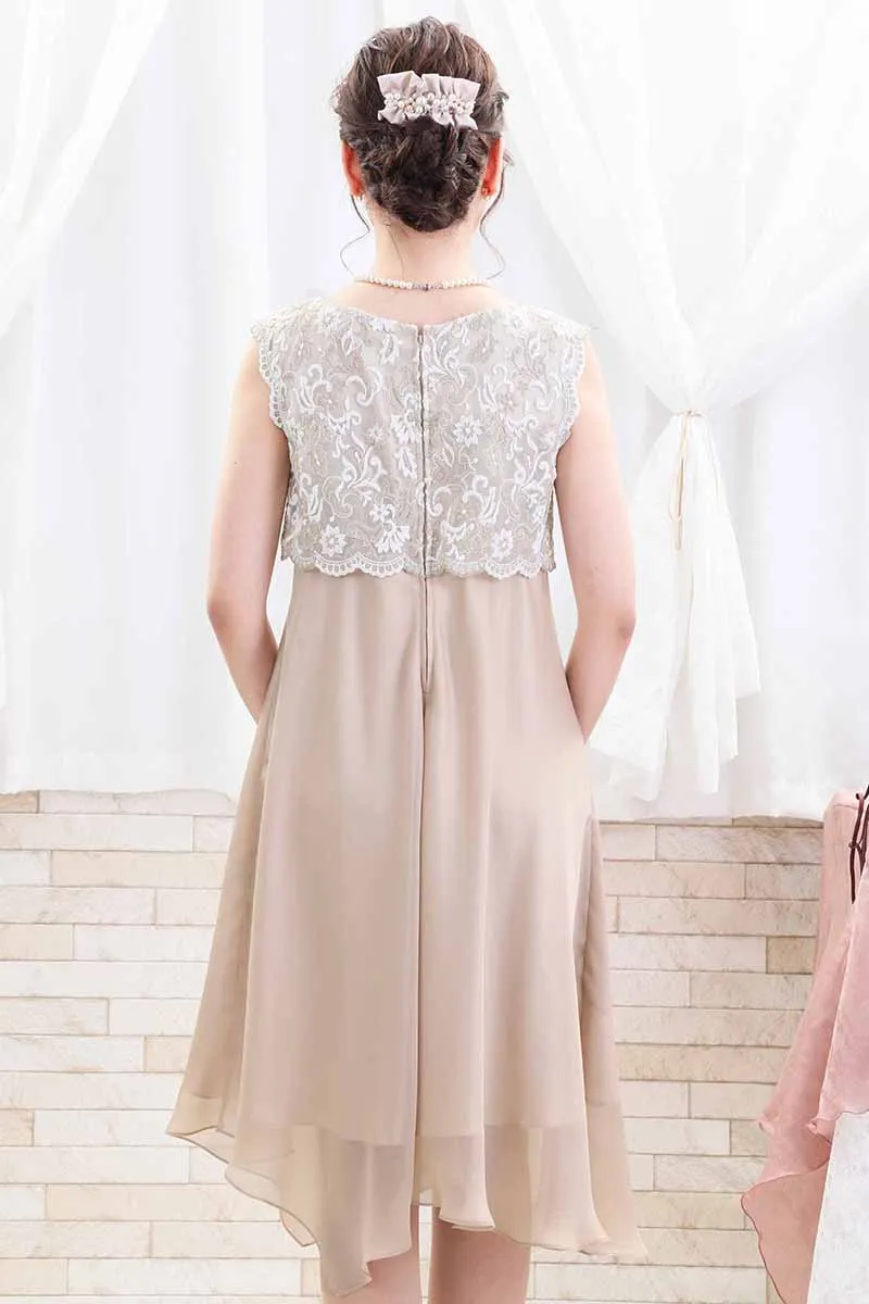 ベージュのレース切替えフリルシフォンドレス