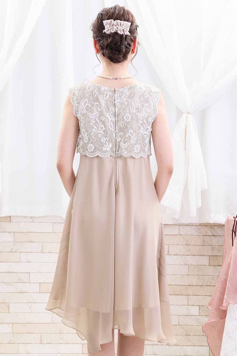 ベージュのレース切替えフリルシフォンドレス
