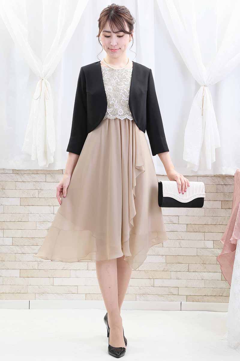 ベージュのレース切替えフリルシフォンドレス