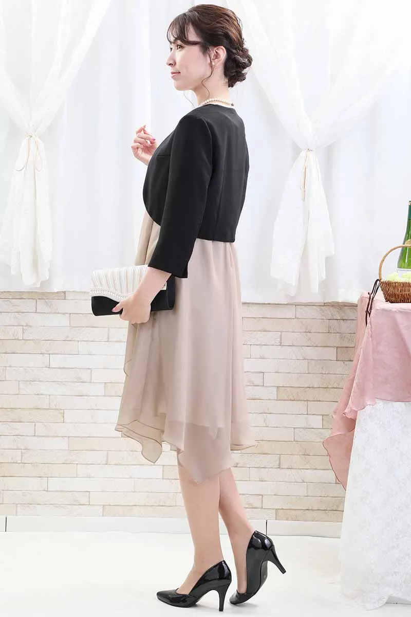 ベージュのレース切替えフリルシフォンドレス