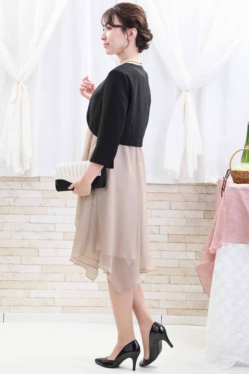 ベージュのレース切替えフリルシフォンドレス