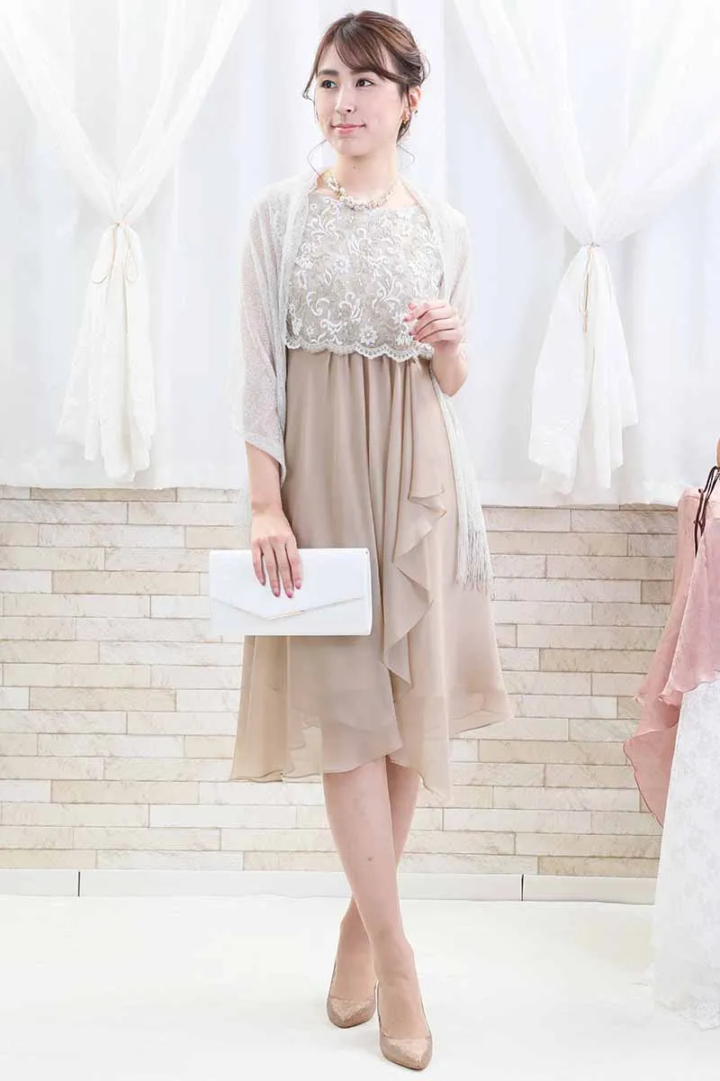 ベージュのレース切替えフリルシフォンドレス