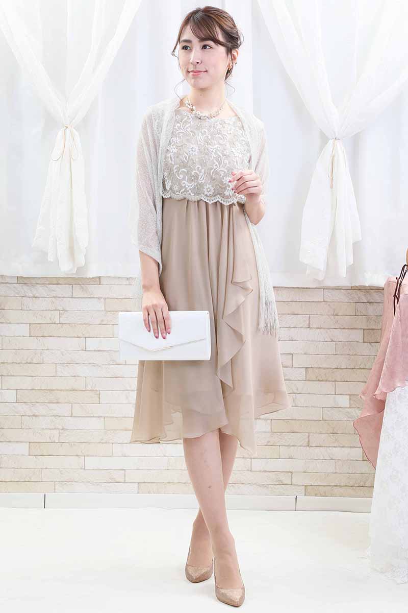 ベージュのレース切替えフリルシフォンドレス