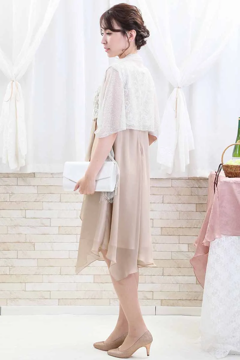 ベージュのレース切替えフリルシフォンドレス