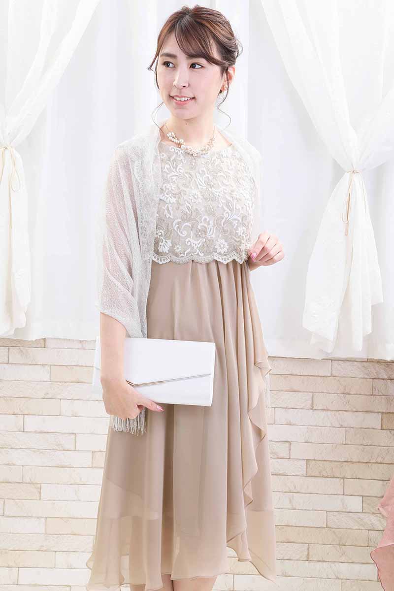 ベージュのレース切替えフリルシフォンドレス
