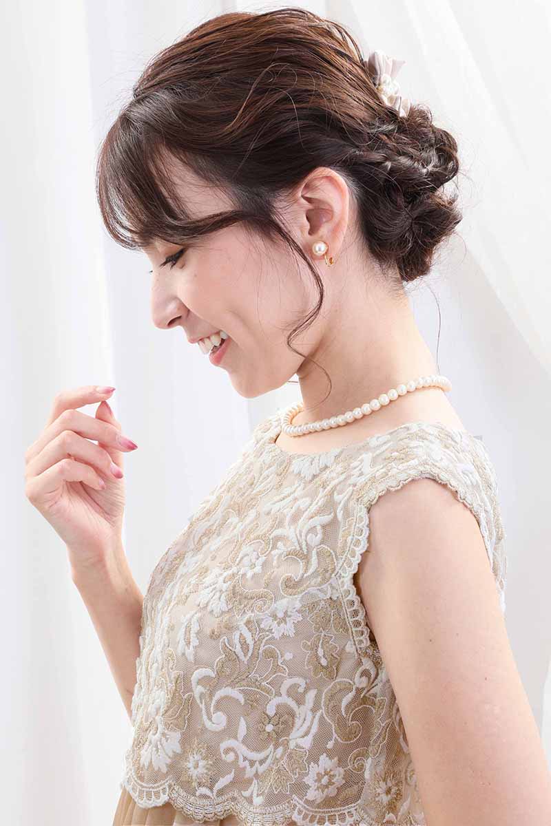 ベージュのレース切替えフリルシフォンドレス