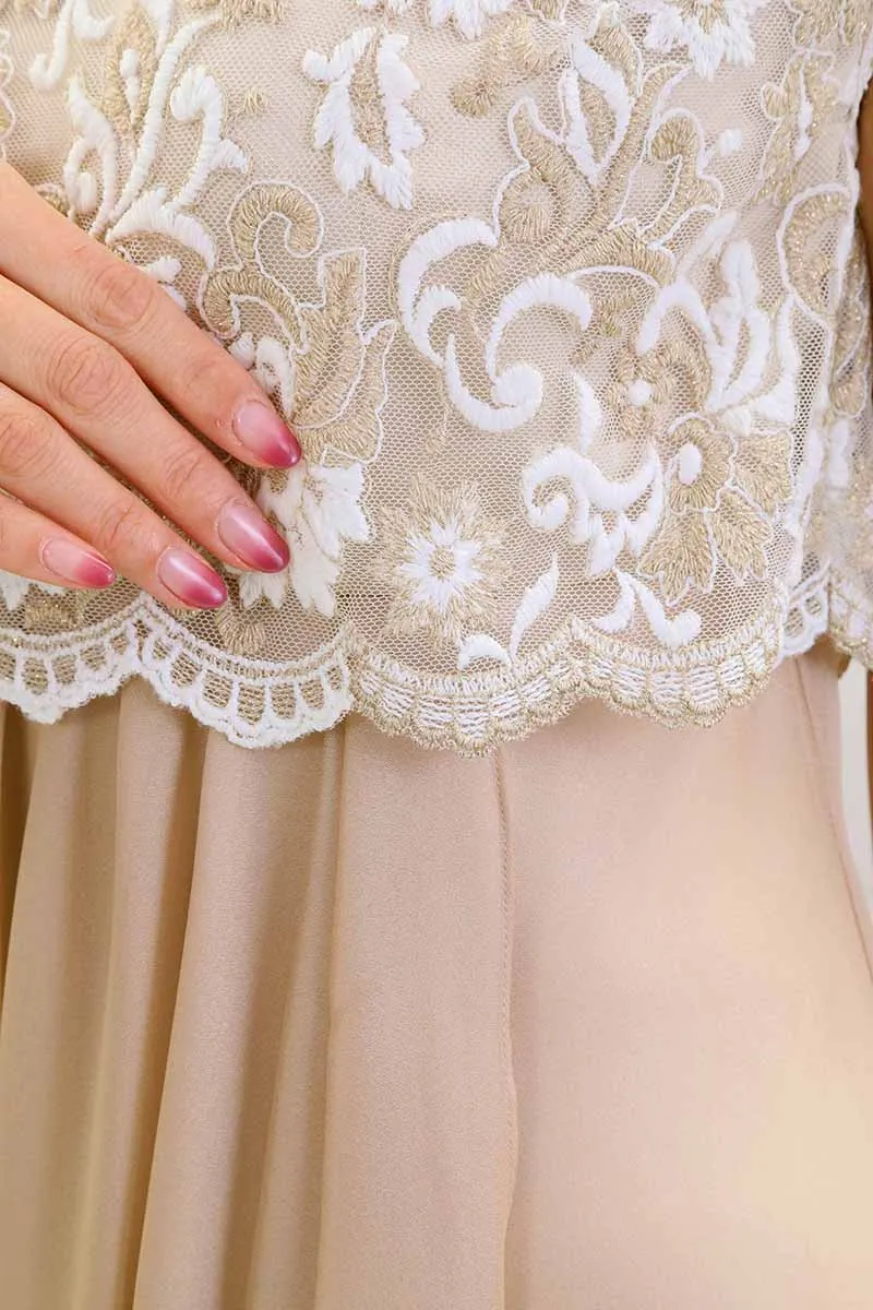 ベージュのレース切替えフリルシフォンドレス