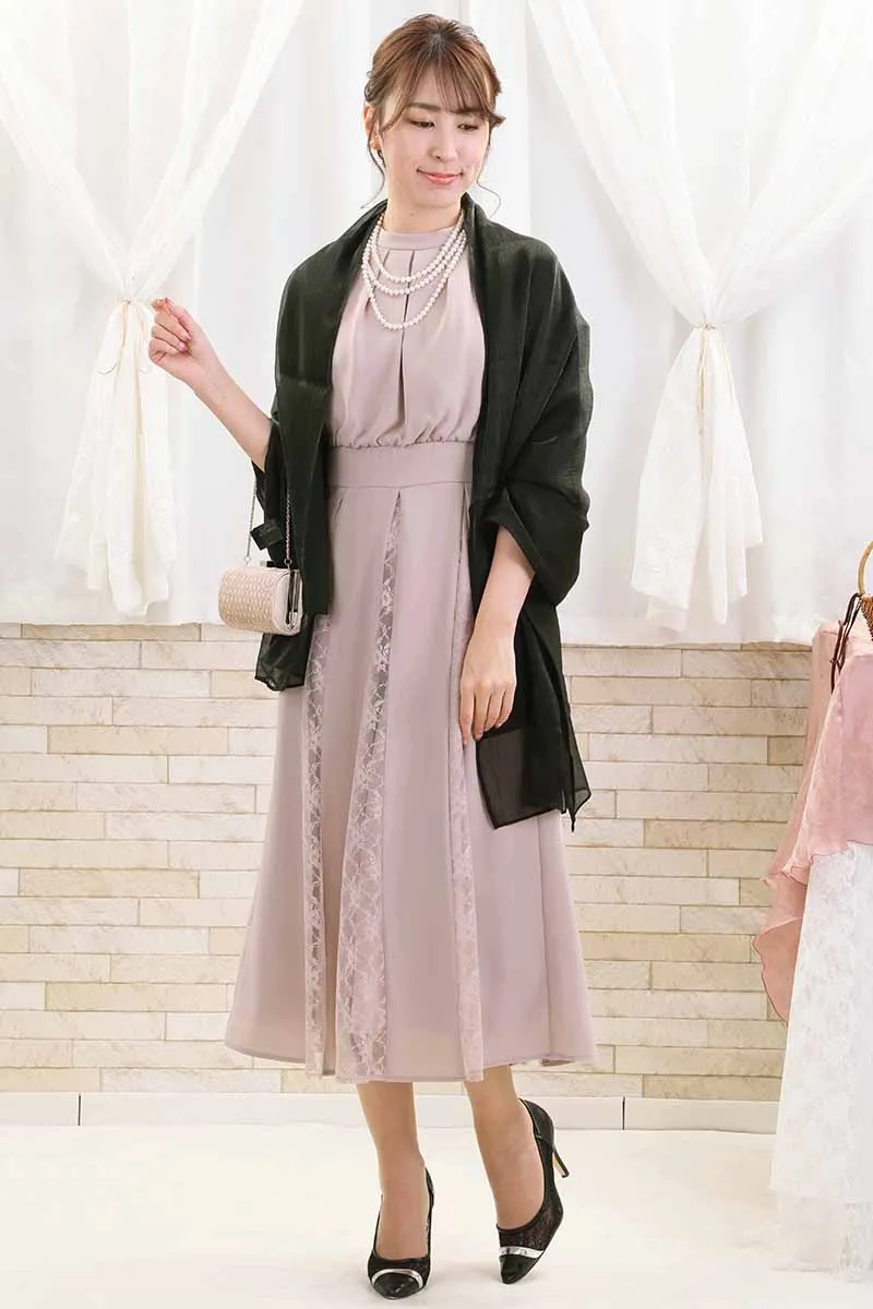 ピンクベージュのバックリボン付き切替えレースドレス