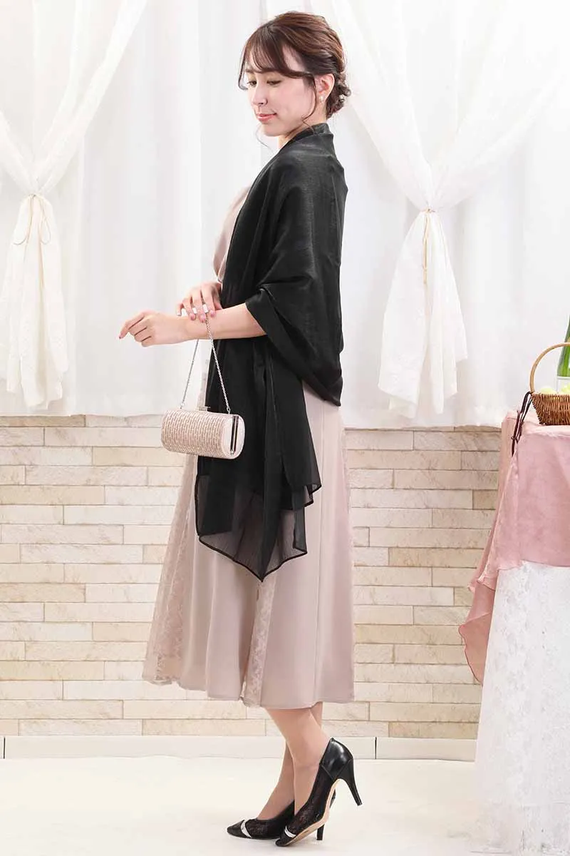 ピンクベージュのバックリボン付き切替えレースドレス