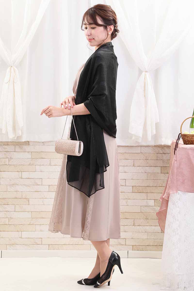 ピンクベージュのバックリボン付き切替えレースドレス