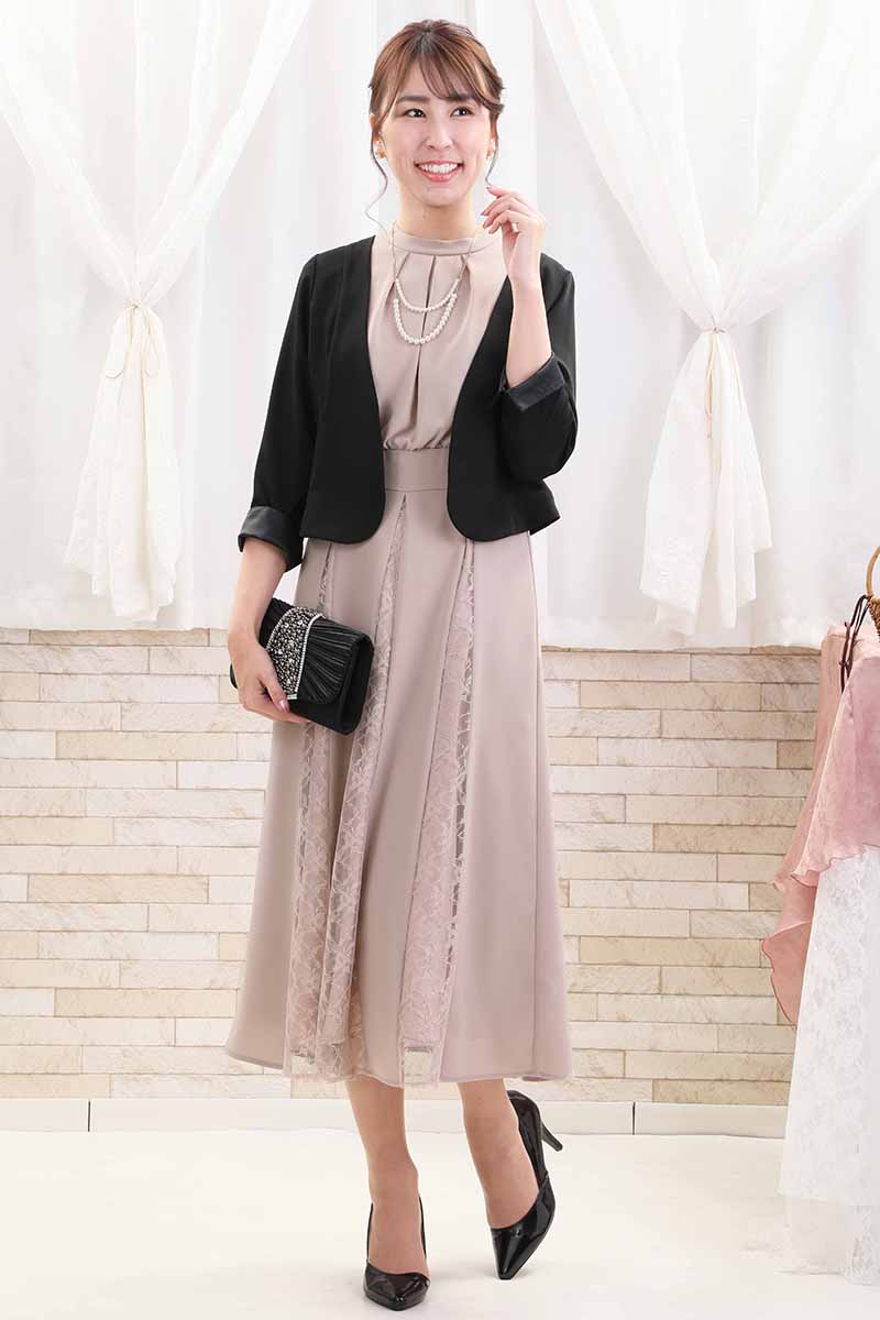 ピンクベージュのバックリボン付き切替えレースドレス