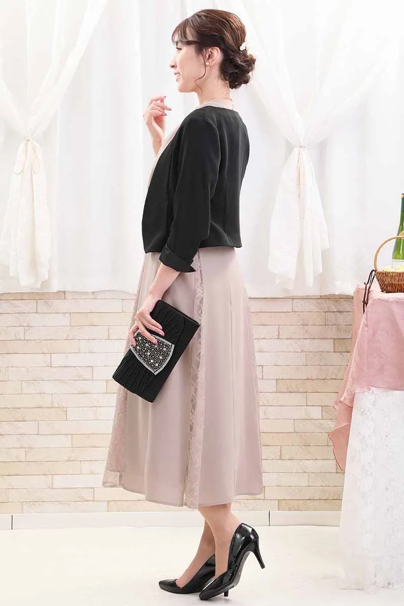 ピンクベージュのバックリボン付き切替えレースドレス