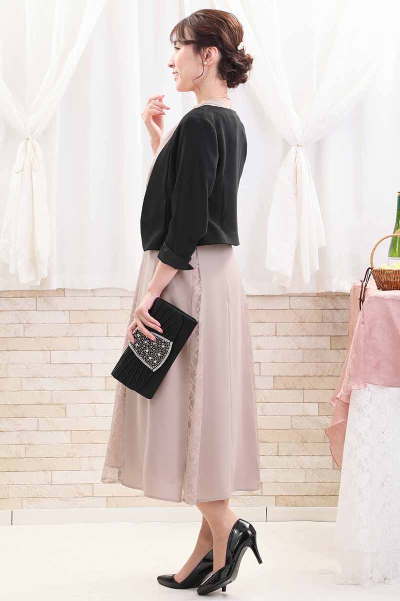 ピンクベージュのバックリボン付き切替えレースドレス