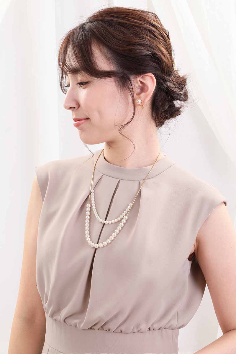 ピンクベージュのバックリボン付き切替えレースドレス