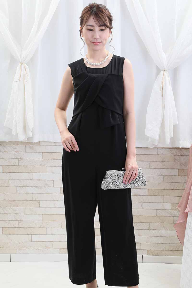 ブラックのリボンモチーフパンツドレス