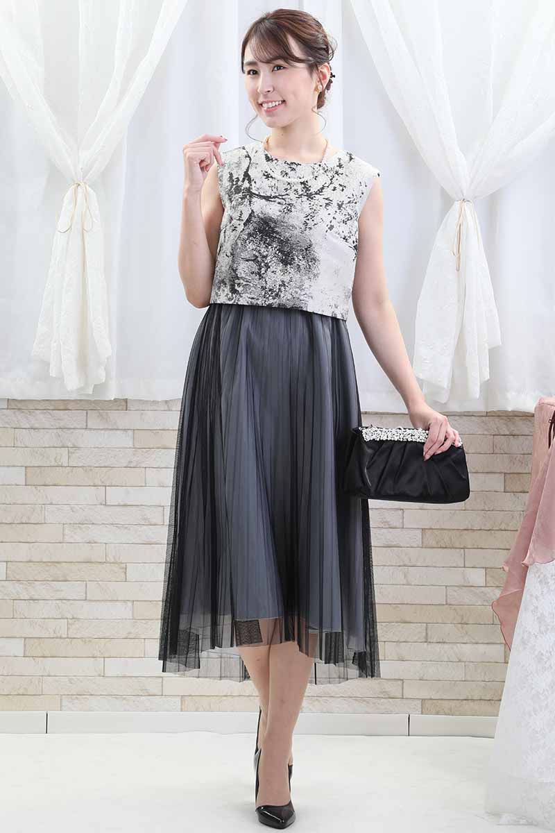 ブラックのプリーツチュールドレス