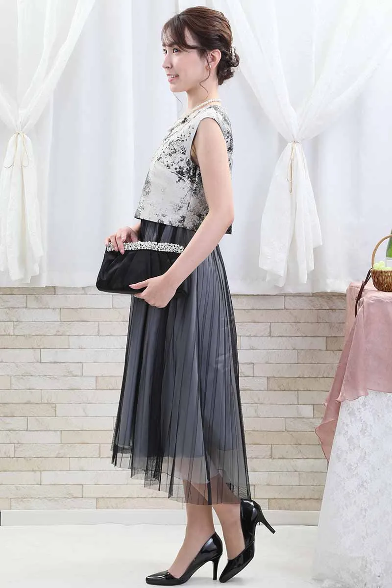 ブラックのプリーツチュールドレス