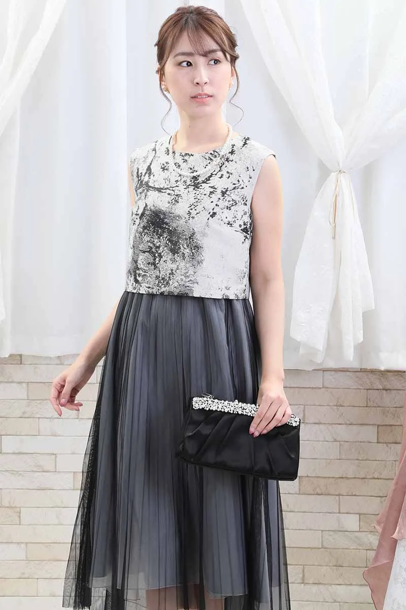 ブラックのプリーツチュールドレス