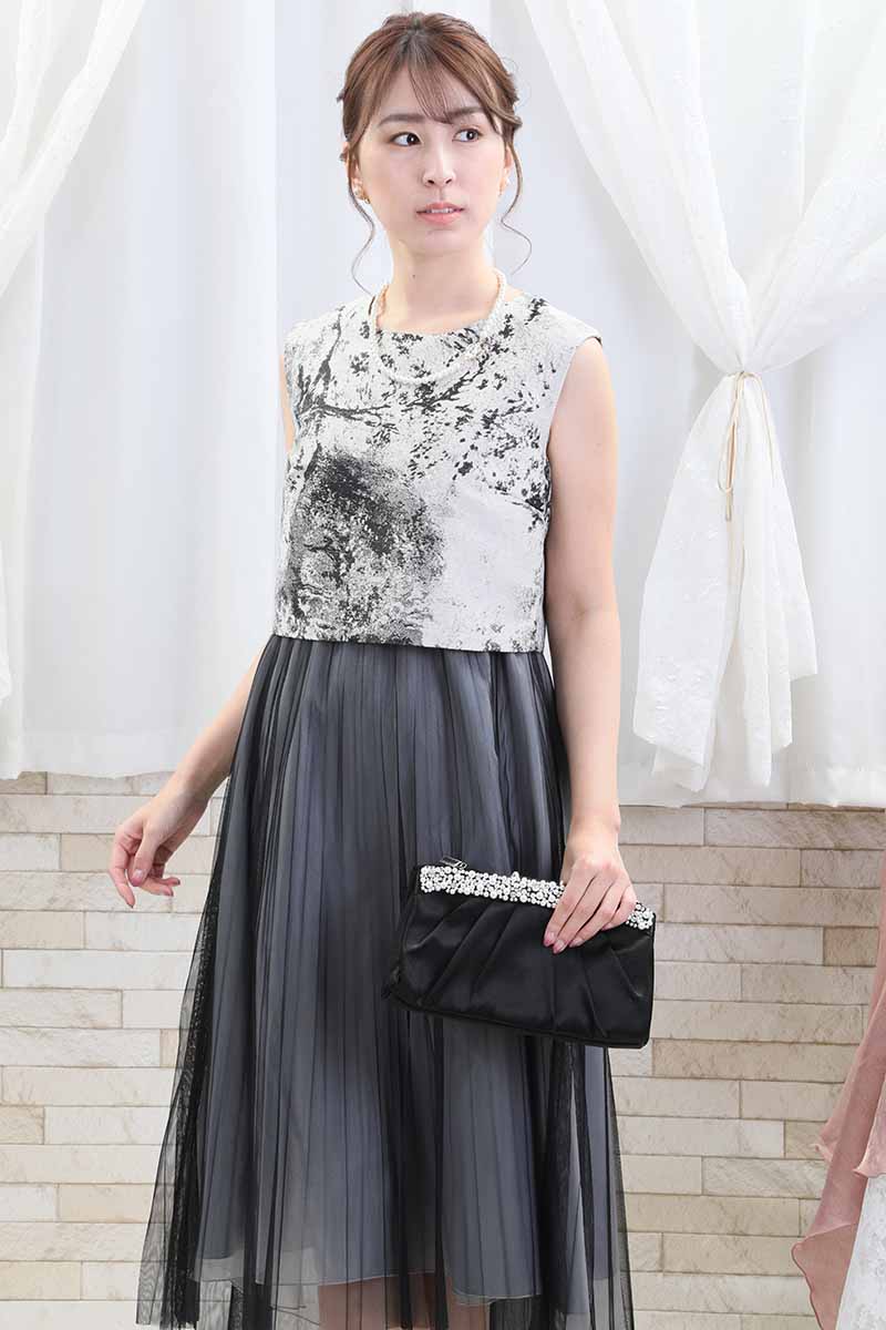 ブラックのプリーツチュールドレス