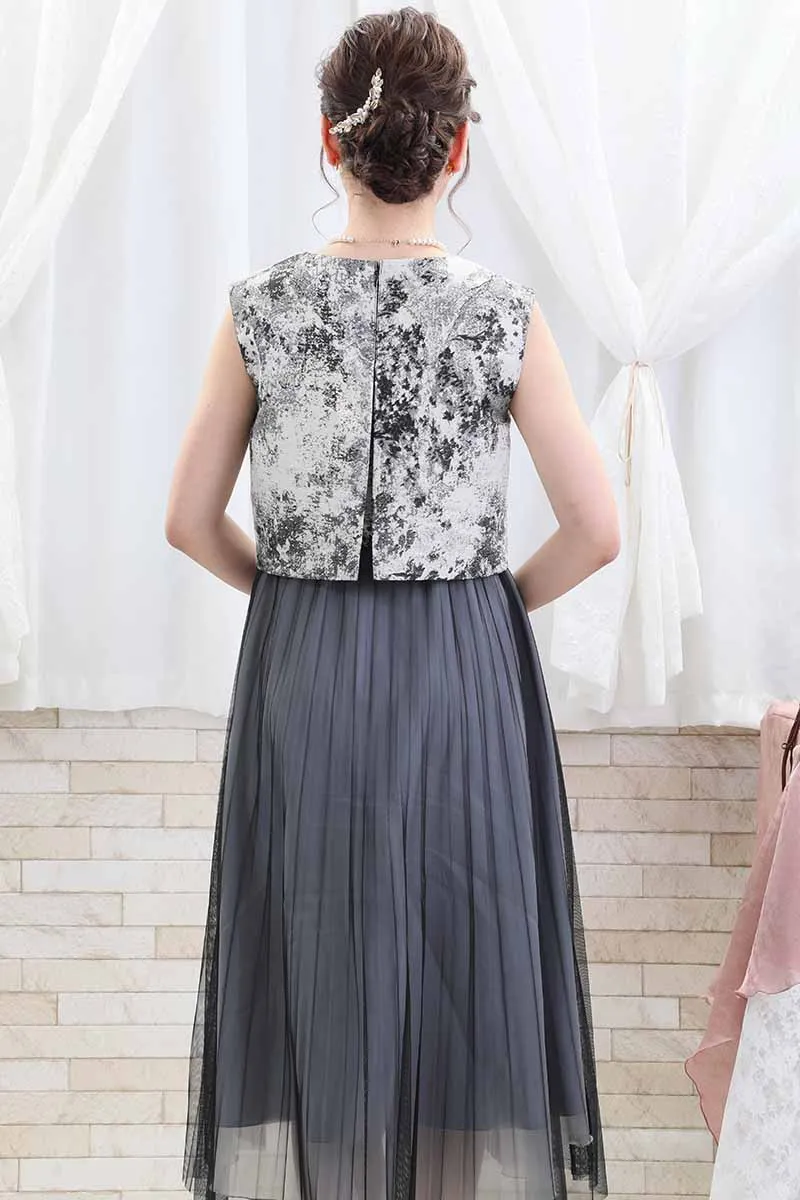 ブラックのプリーツチュールドレス