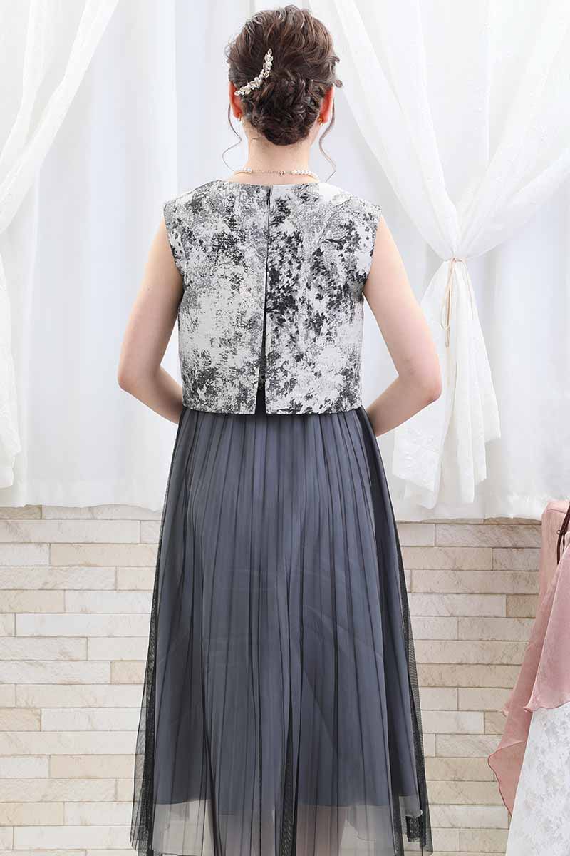 ブラックのプリーツチュールドレス